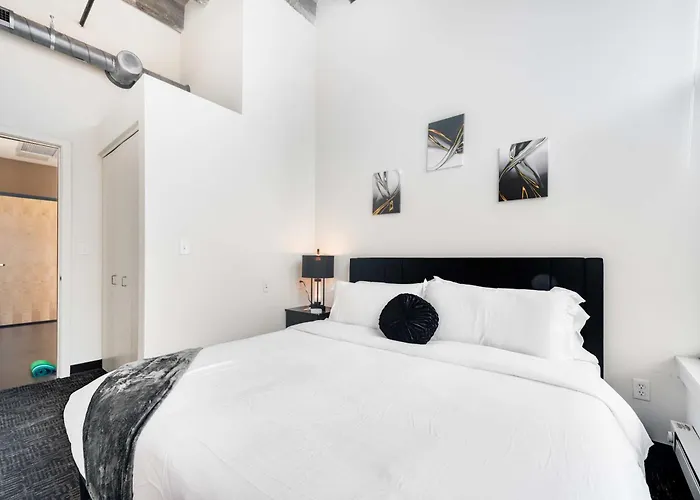 Apartment West Loop - Views With In & Out Parking 2 *