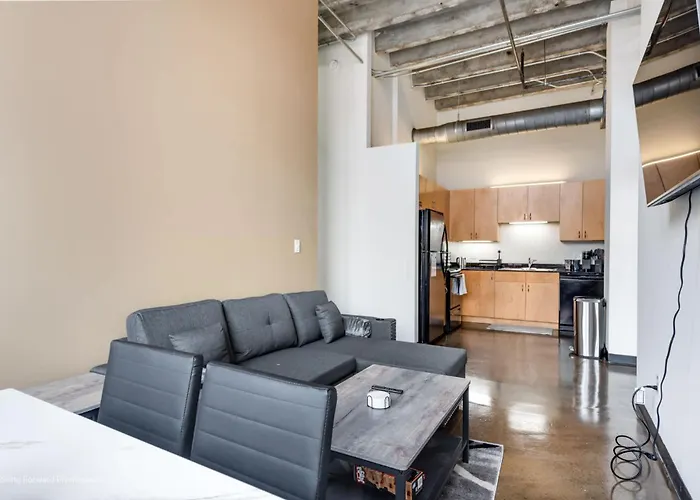 Apartment West Loop - Views With In & Out Parking 2 *