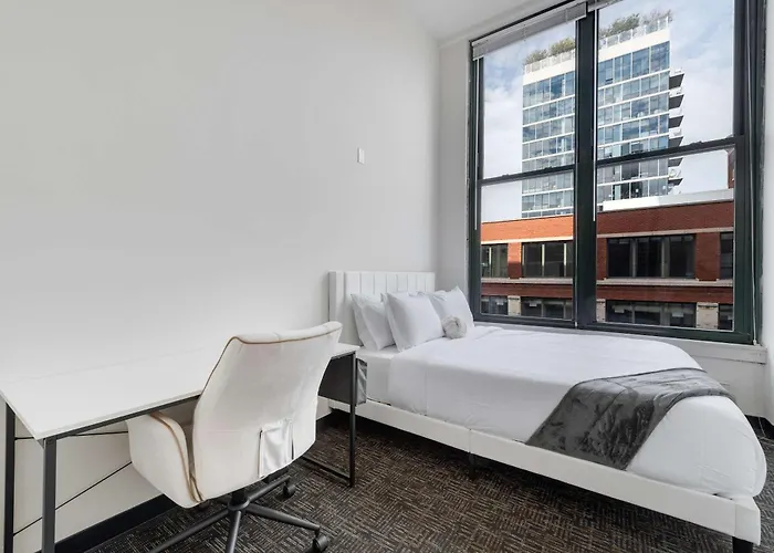 Apartment West Loop - Views With In & Out Parking 2 *
