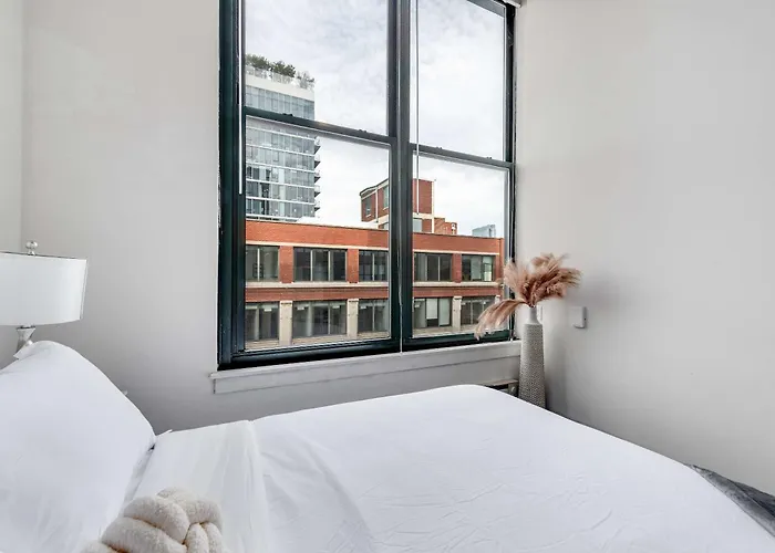 West Loop - Views With In & Out Parking 2 Apartment