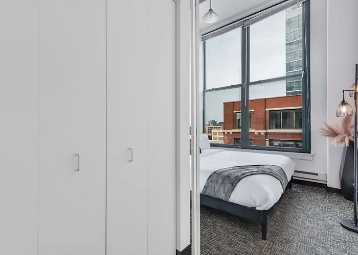 Apartment West Loop - Views With In & Out Parking 2 *