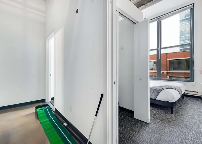 Apartment West Loop - Views With In & Out Parking 2