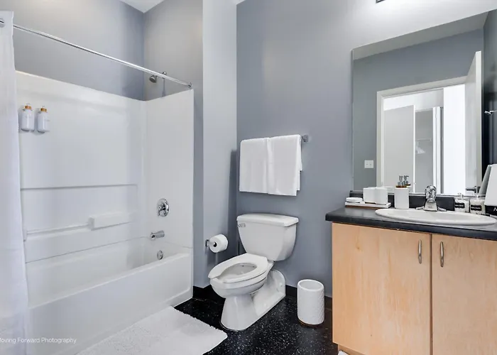 Apartment West Loop - Views With In & Out Parking 2 *
