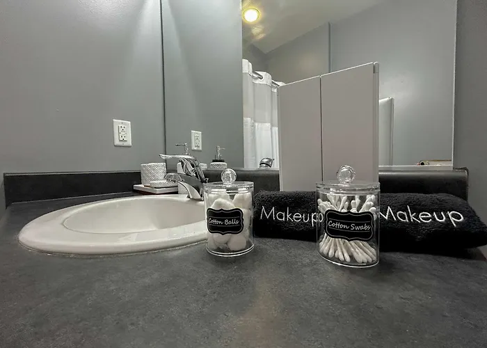 Apartment West Loop - Views With In & Out Parking 2 *