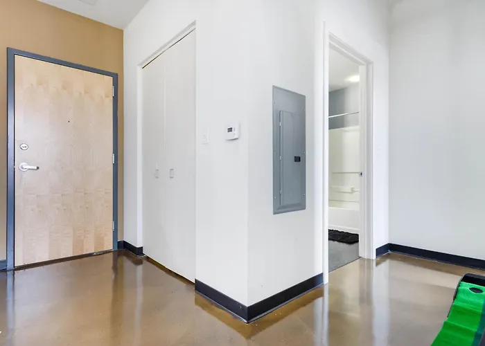 West Loop - Views With In & Out Parking 2 Apartment *
