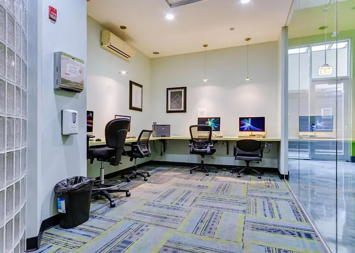 Apartamento West Loop - Views With In & Out Parking 2 *